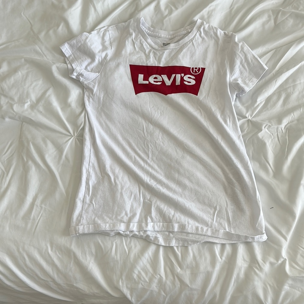 white Levi’s tee shirt